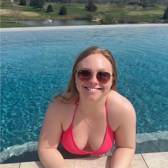 Meet your Posher, Megan - Picture 3 of 3